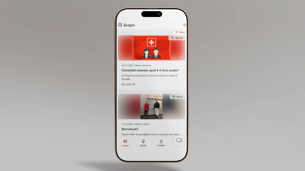 La figura mostra uno smartphone su cui è aperto il feed dell’app SwissInTouch. Si vedono due post.